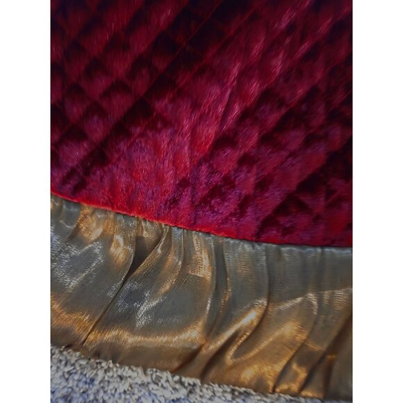 Red Quilted Velvet Christmas Tree Skirt Gold Trim Button Closure - Picture 3 of 10